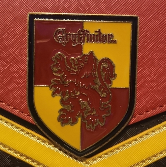 Loungefly Harry Potter Gryffindor Crossbody Chain Strap Purse Pocketbook NWT - Picture 5 of 9